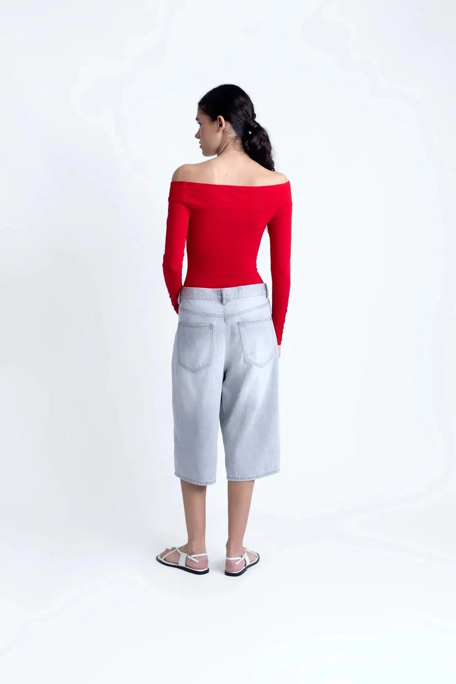 Image du top rouge à épaules dénudées manches longues avec culottes en denim clair