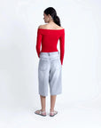 Image du top rouge à épaules dénudées manches longues avec culottes en denim clair