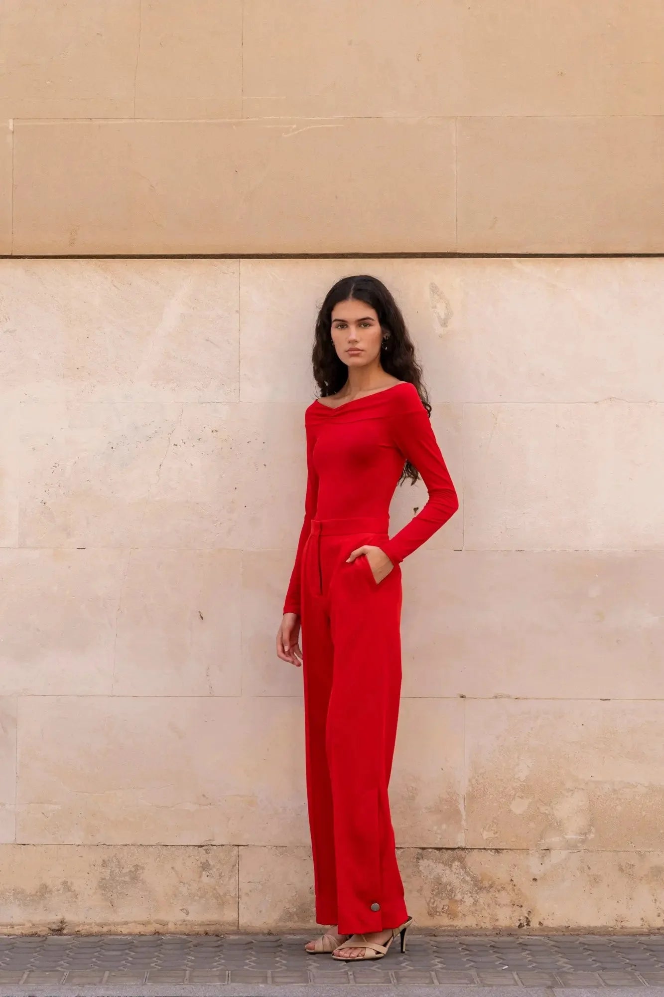 Jumpsuit rouge à épaules dénudées manches longues avec jambes larges et détail bouton