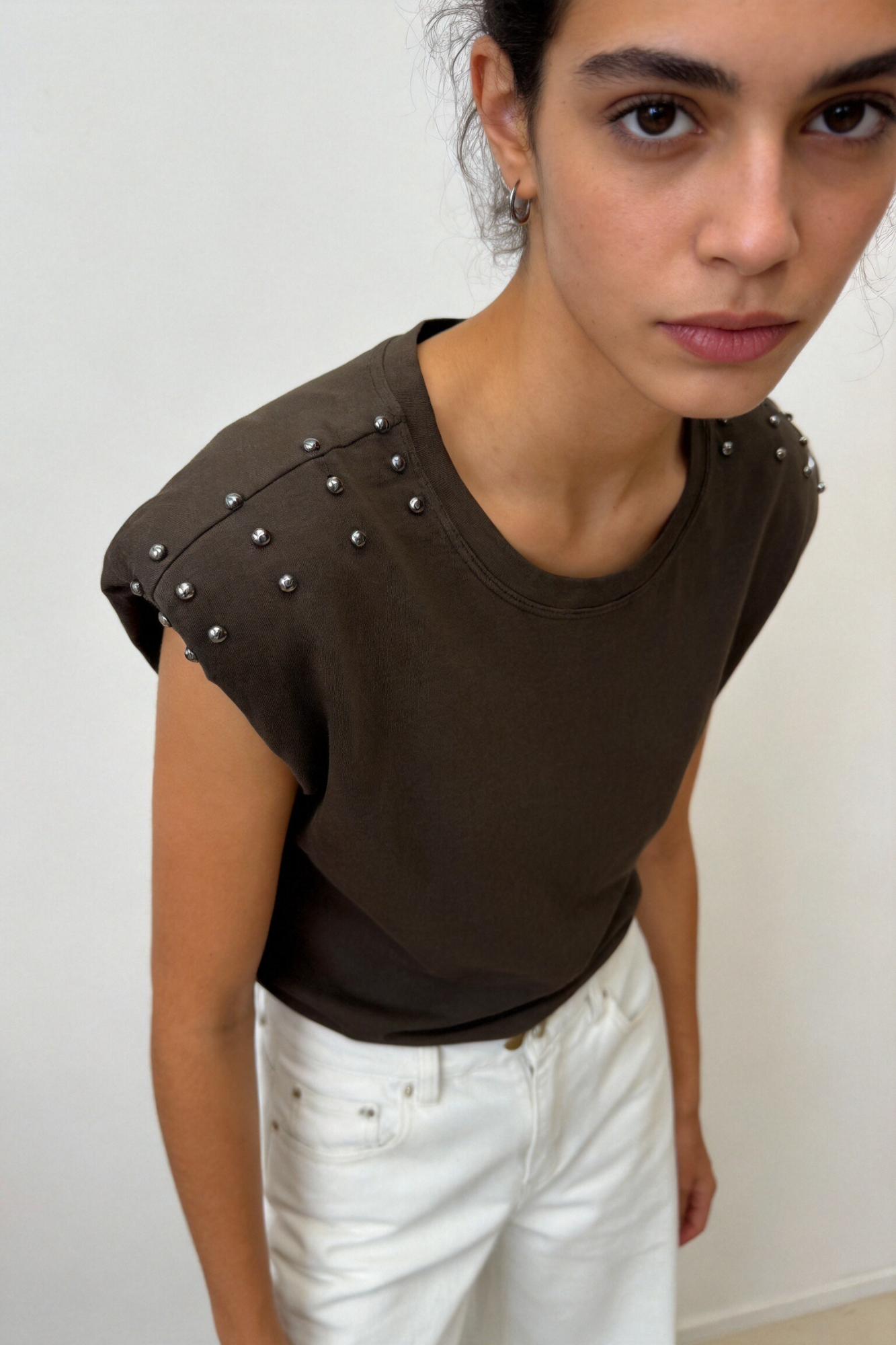 top t shirt a epaulettes cloutees en coton image 1