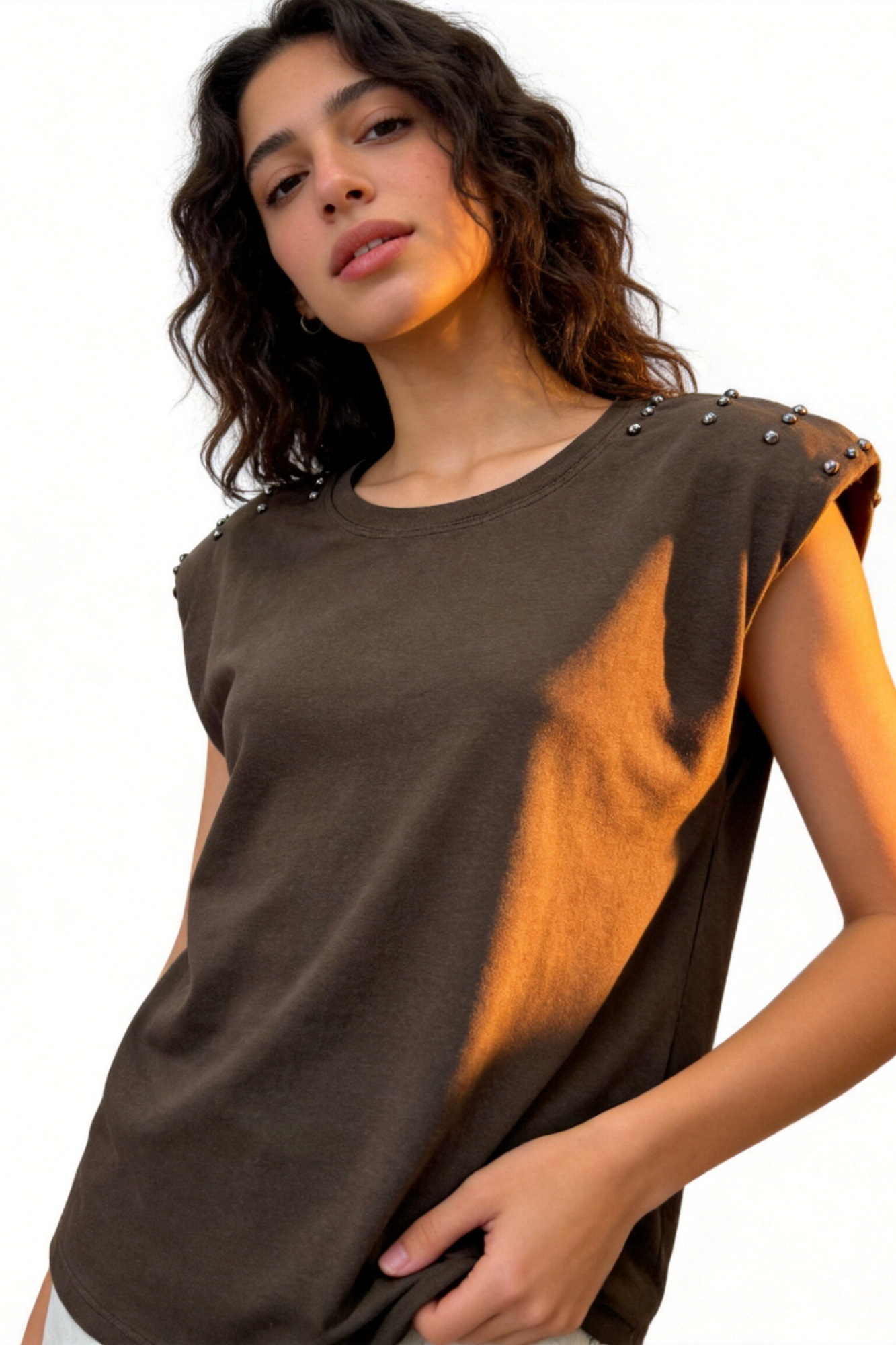 top t shirt a epaulettes cloutees en coton image 2