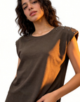 top t shirt a epaulettes cloutees en coton image 2