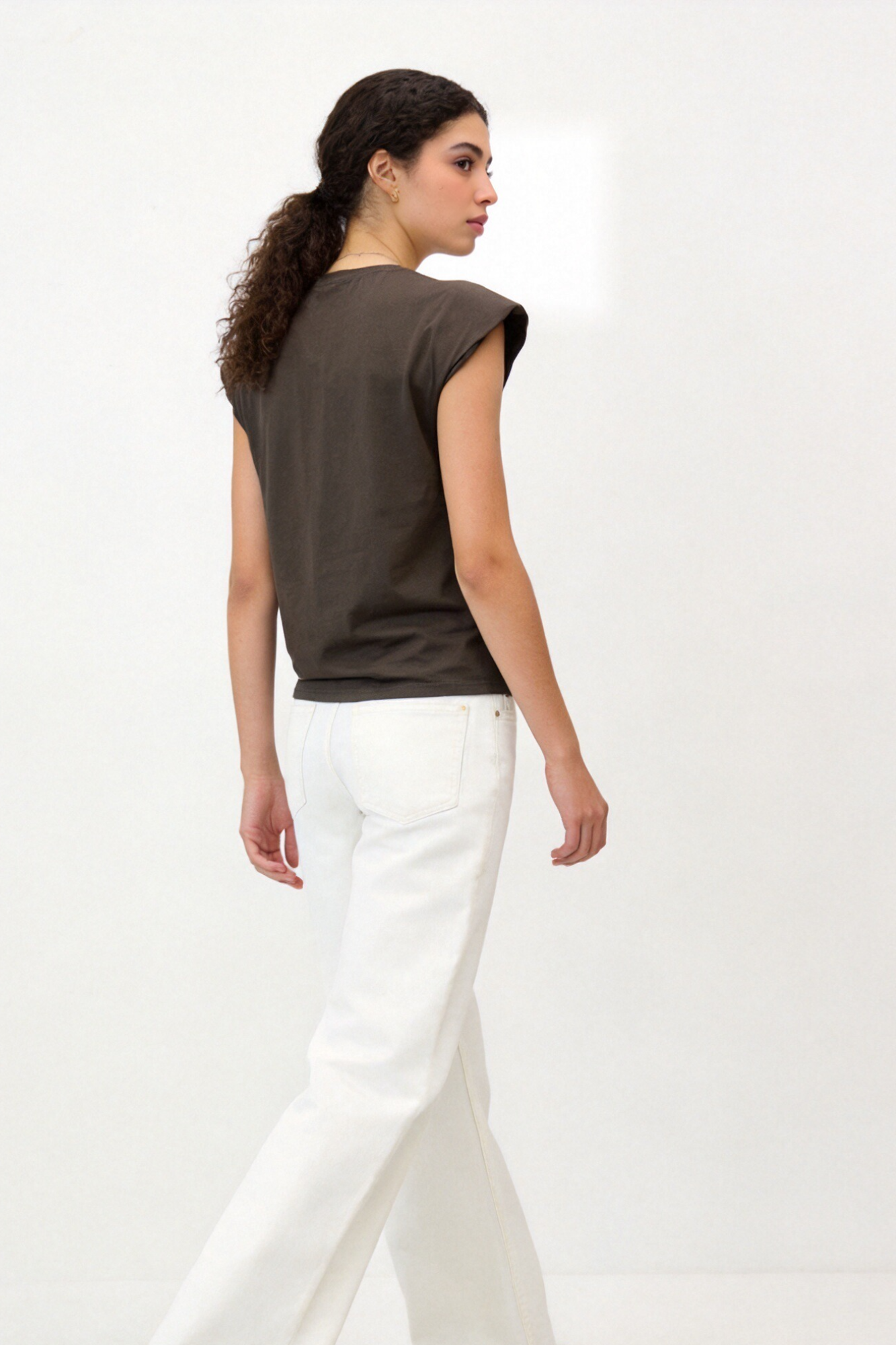 top t shirt a epaulettes cloutees en coton image 4