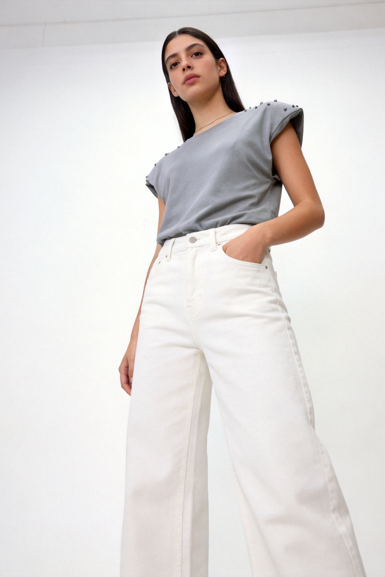 top t shirt a epaulettes cloutees en coton image 5