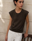 KDAPDT.02 top sans manches a epaules cloutees en coton 01