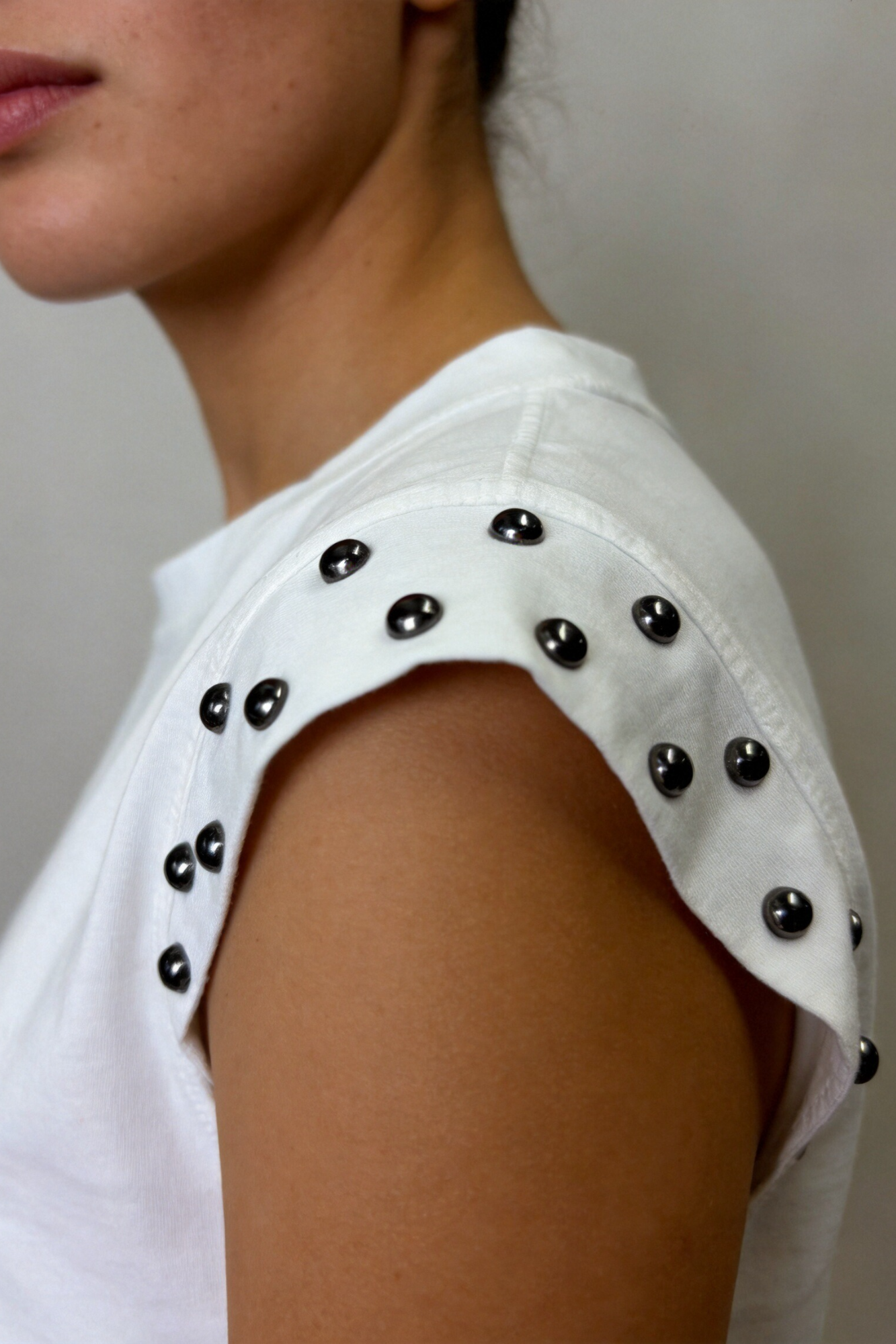 t shirt tachuelas image 6