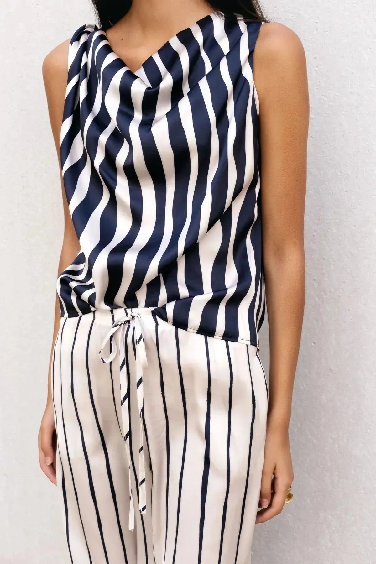 Top satiné à rayures bleu marine avec pantalon assorti à rayures bleu marine