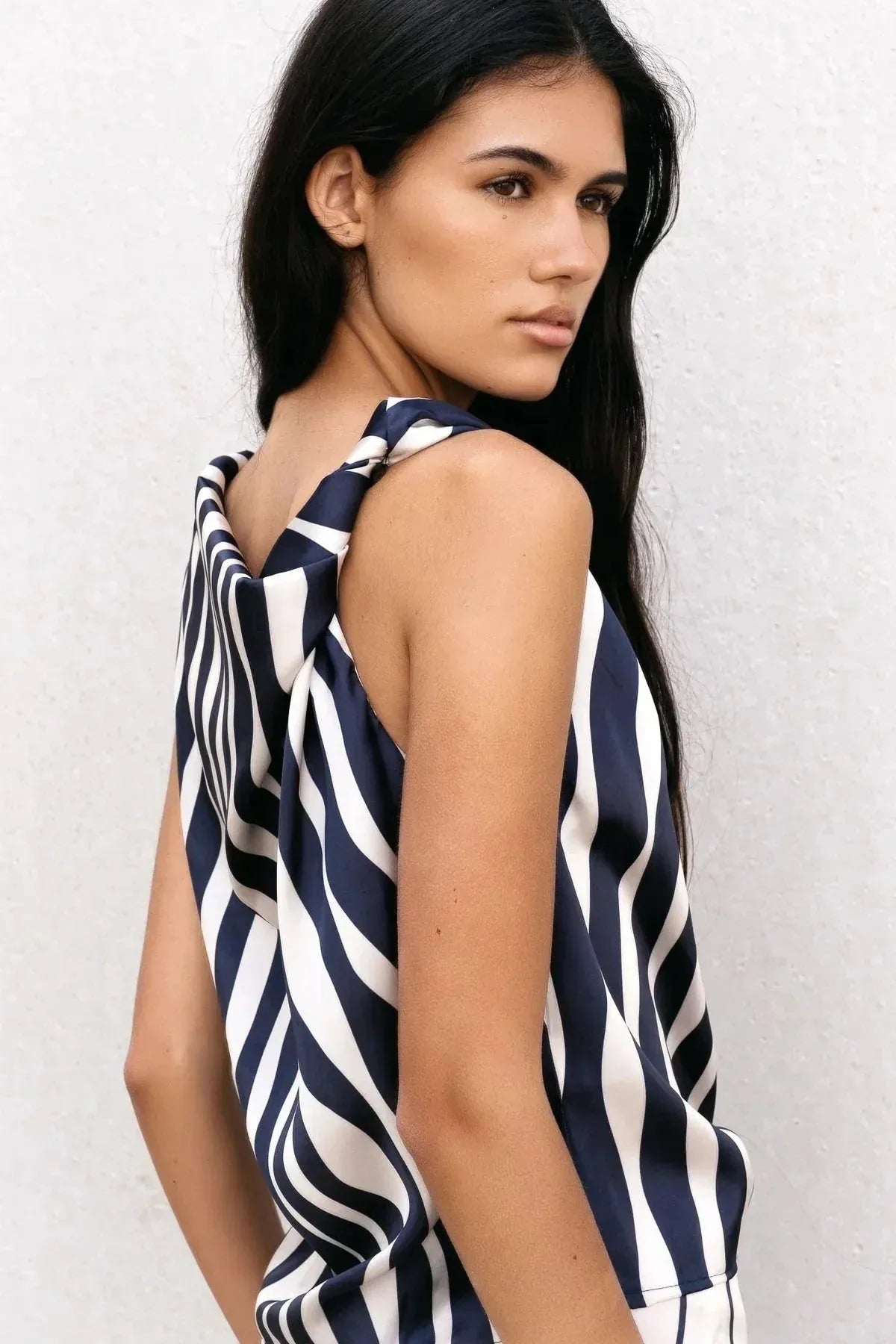 Top satiné à rayures bleu marine et blanc sans manches, style rayures bleu marine