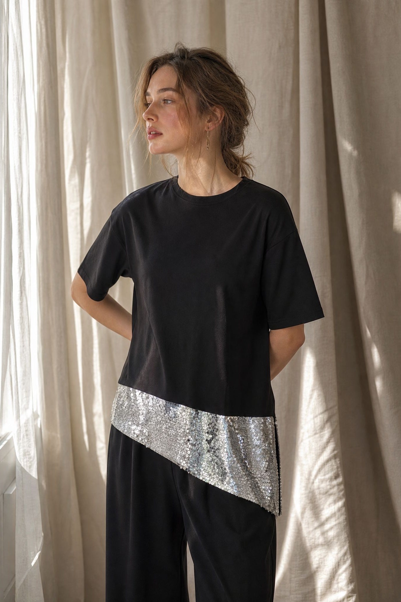 Top T shirt noir à sequins