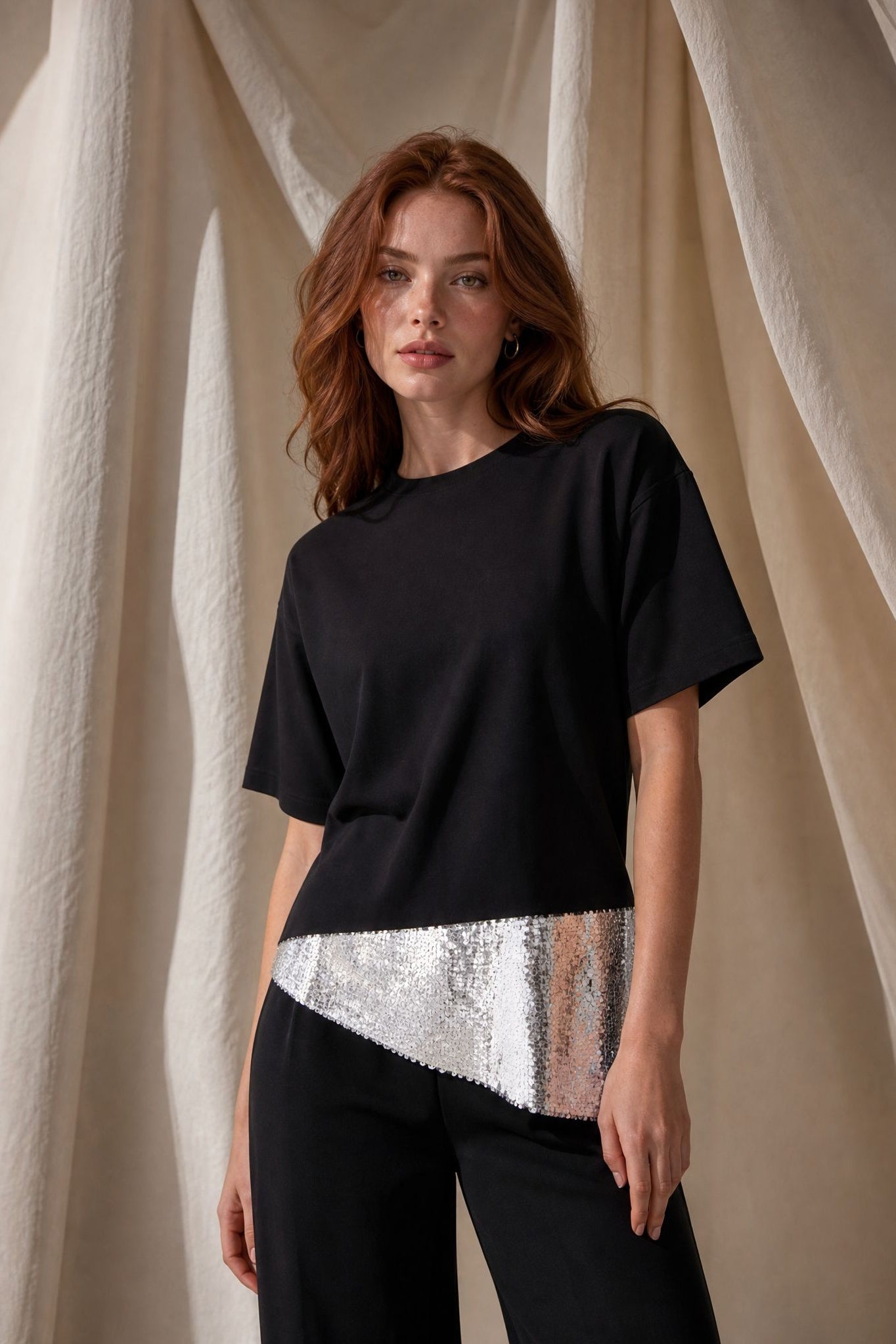 Top T shirt noir à sequins