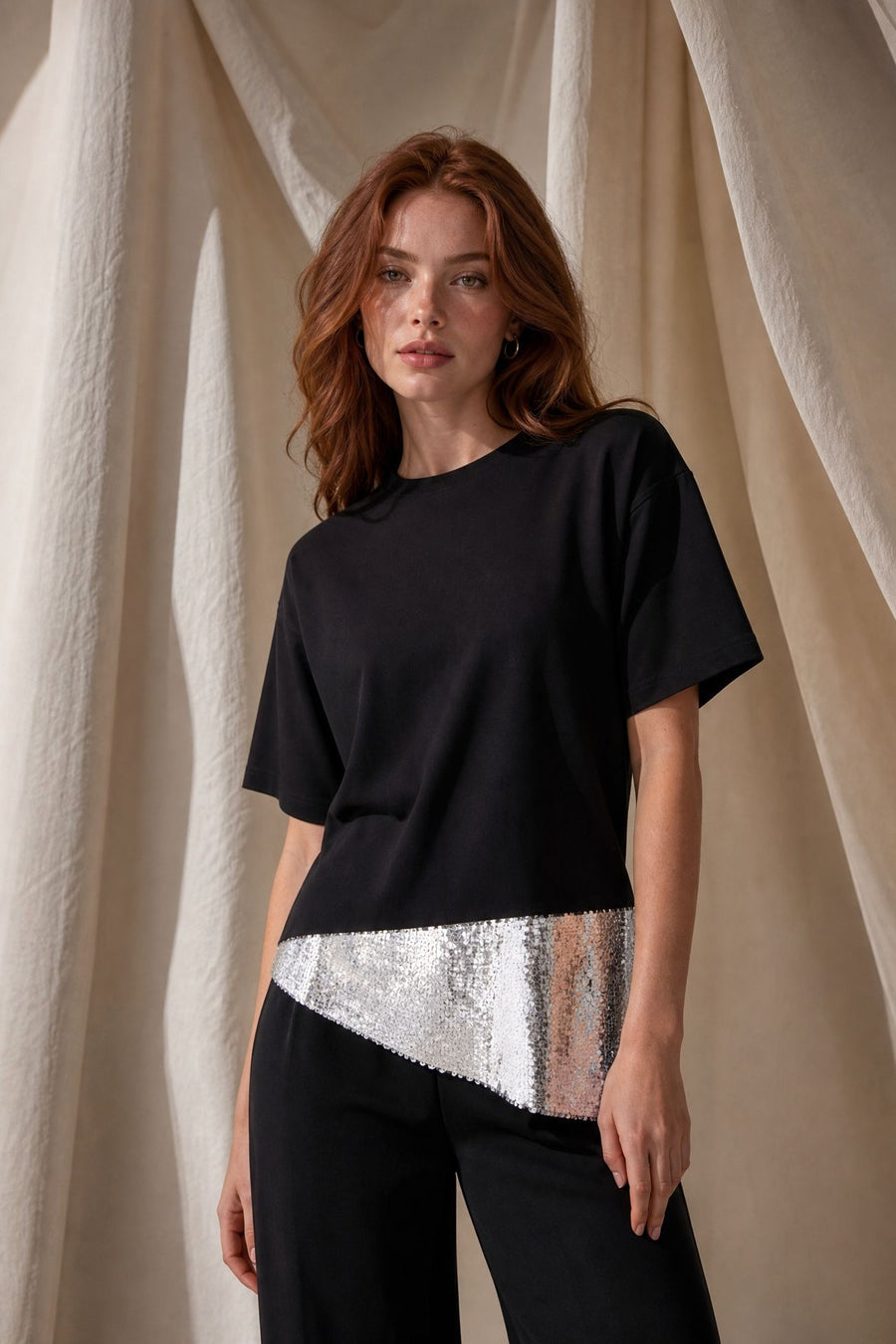 Top T shirt noir à sequins
