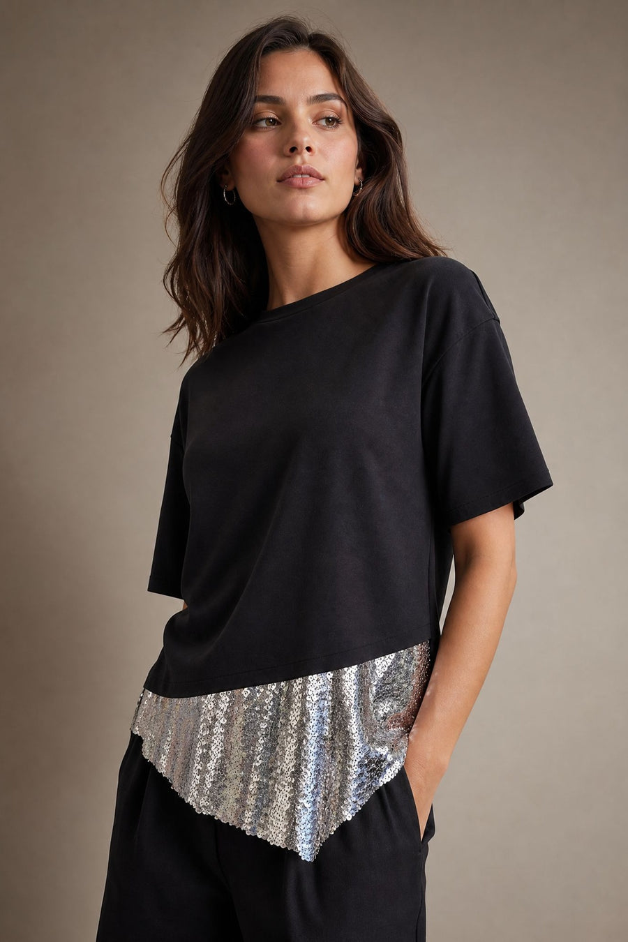 Top T shirt noir à sequins