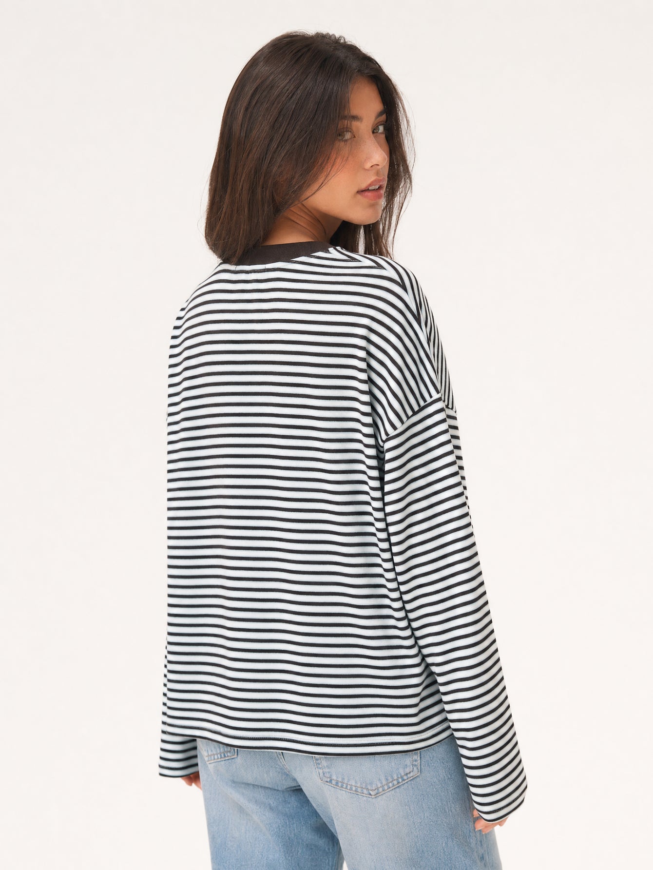 T‑shirt rayé noir blanc vue de profil