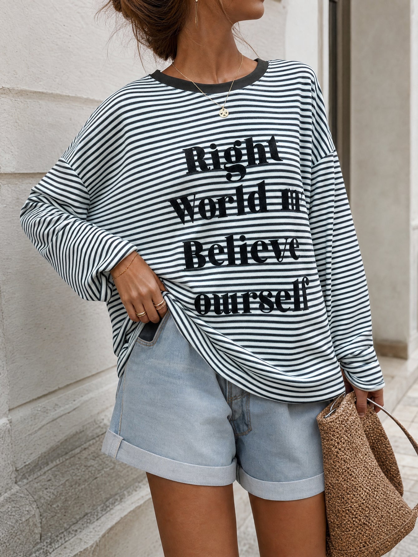 T‑shirt rayé noir blanc porté
