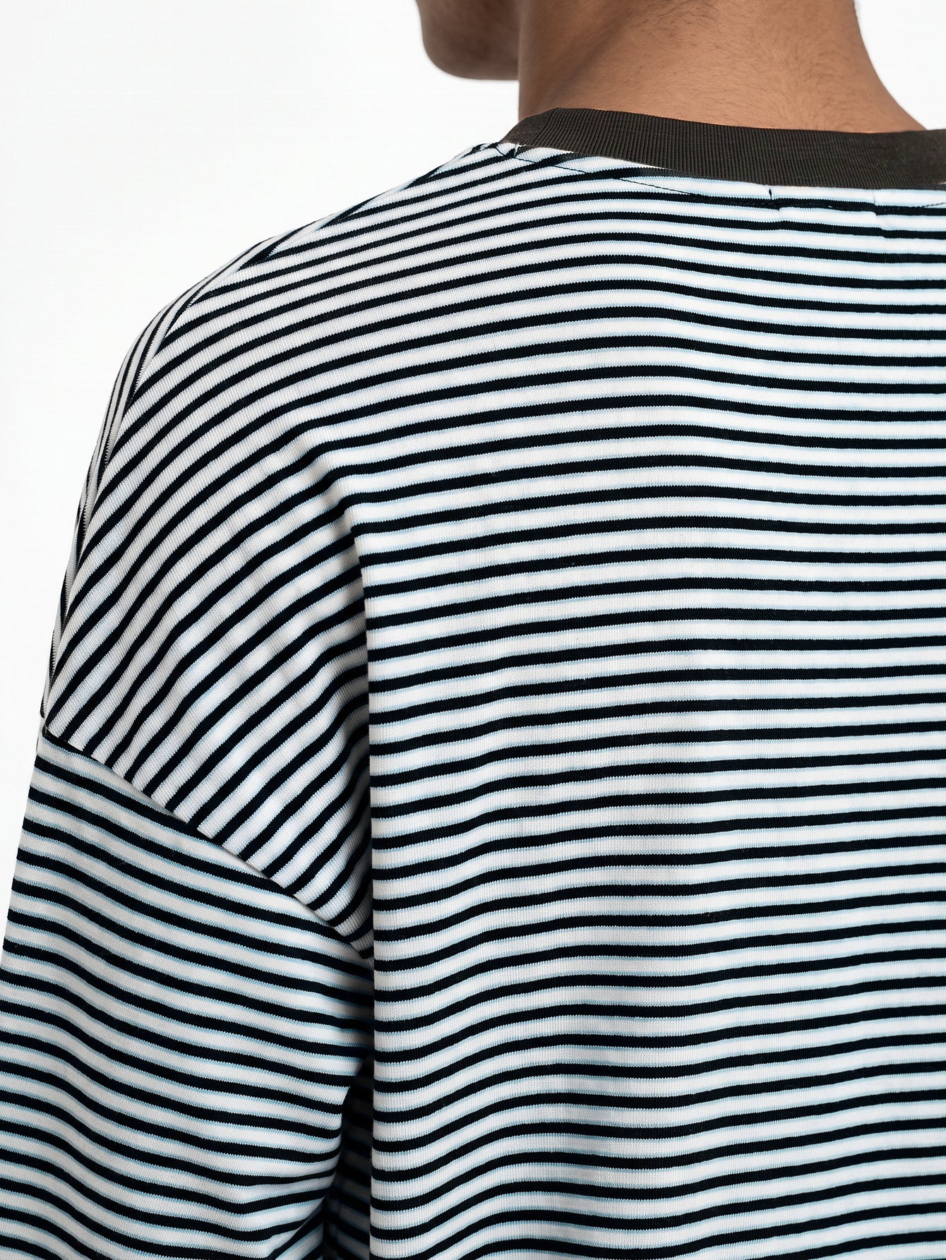 Dos rayé noir blanc détail