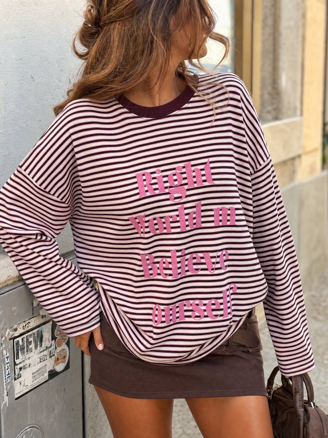 T‑shirt rayé bordeaux rose porté