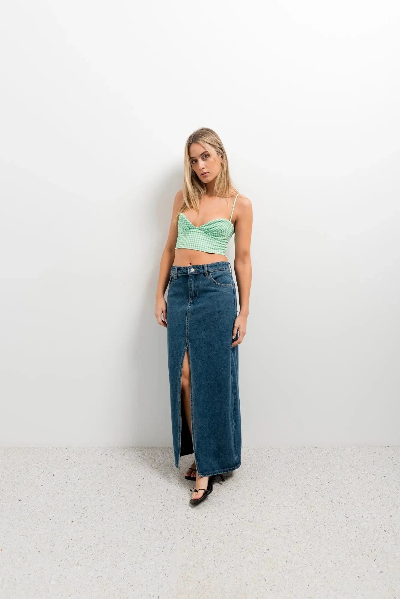 Crop top vichy vert femme avec bretelles fines et jupe en denim maxi