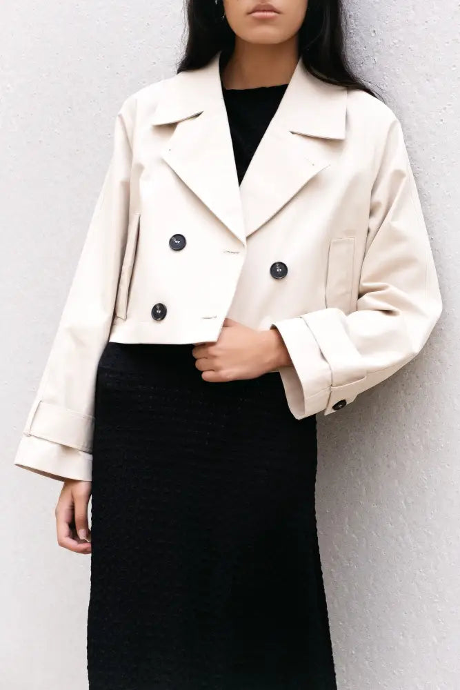 Trench coat court beige à double boutonnage avec boutons foncés, manteau court élégant