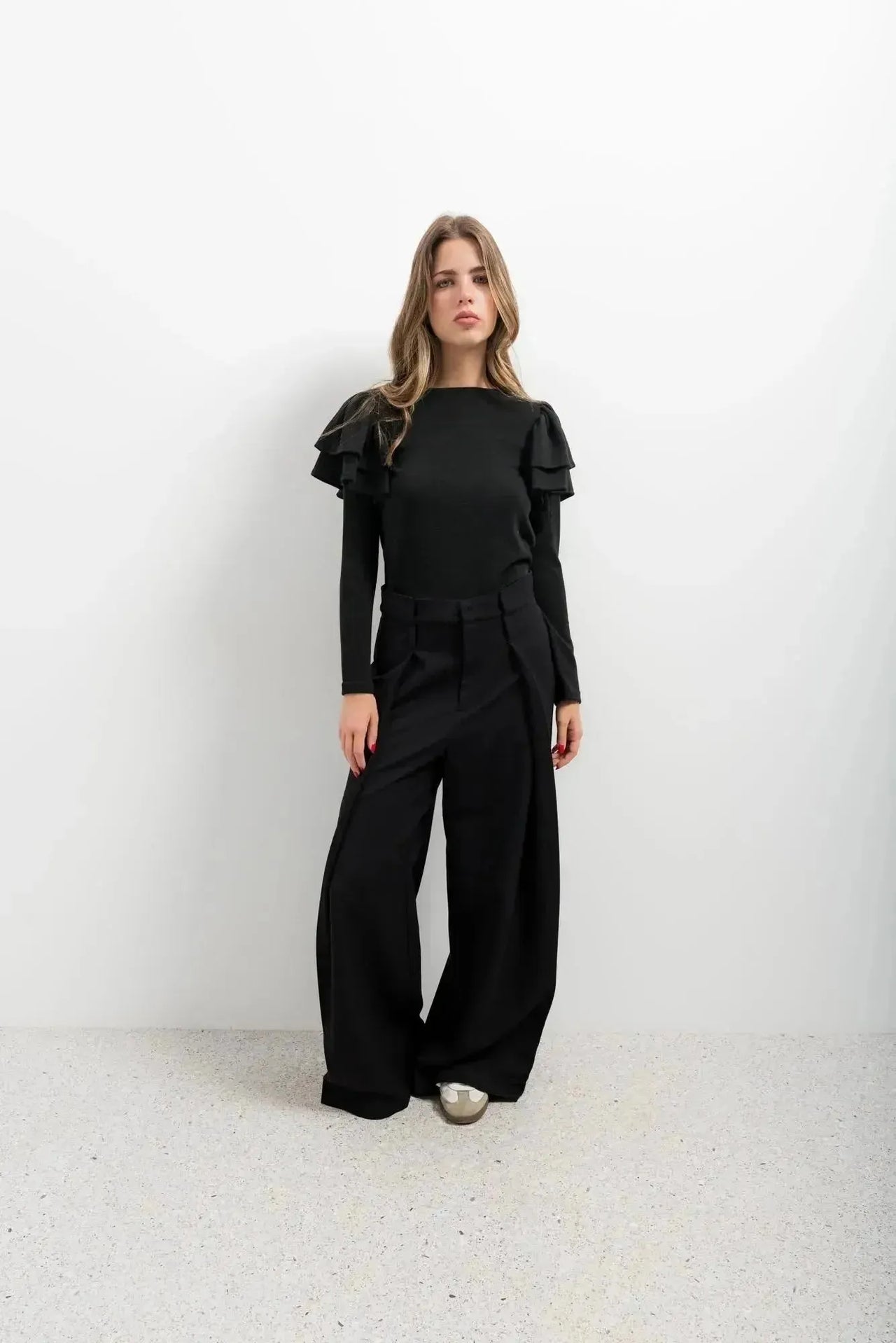 Tricot à volants sur les épaules, haut noir à manches longues avec pantalons larges