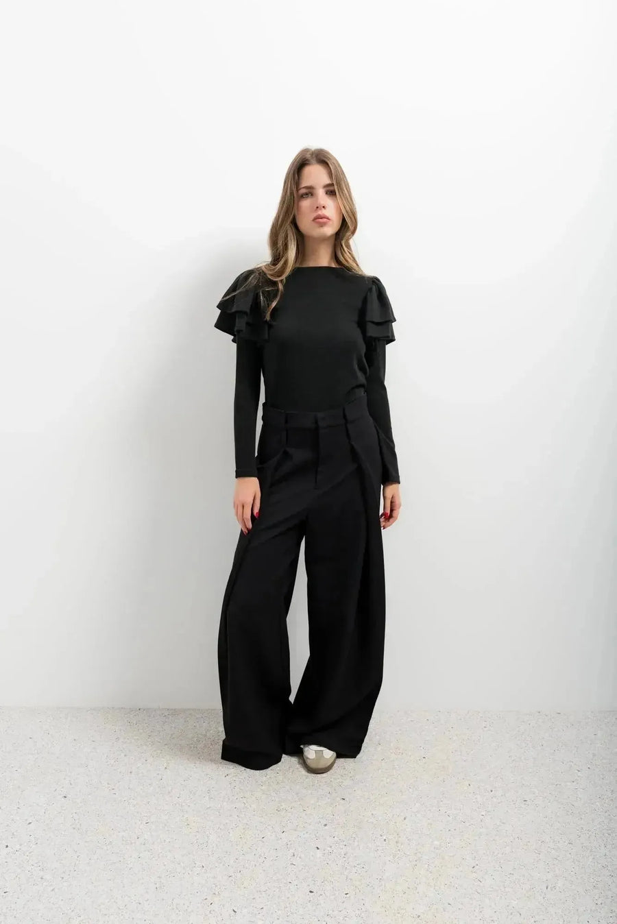 Tricot à volants sur les épaules, haut noir à manches longues avec pantalons larges