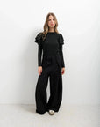 Tricot à volants sur les épaules, haut noir à manches longues avec pantalons larges
