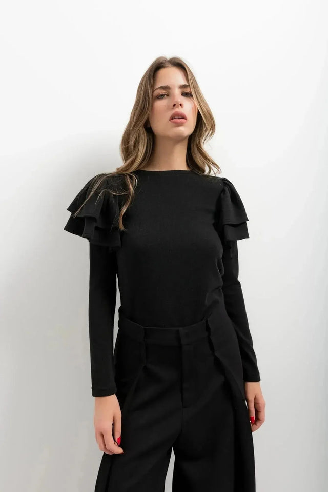 Photo d’un tricot à volants sur les épaules pour femmes en noir avec manches longues