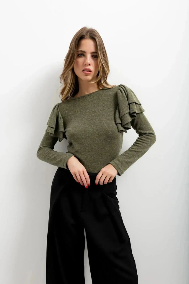 Top olive vert à manches longues avec ruffles sur les épaules, tricot à volants élégants