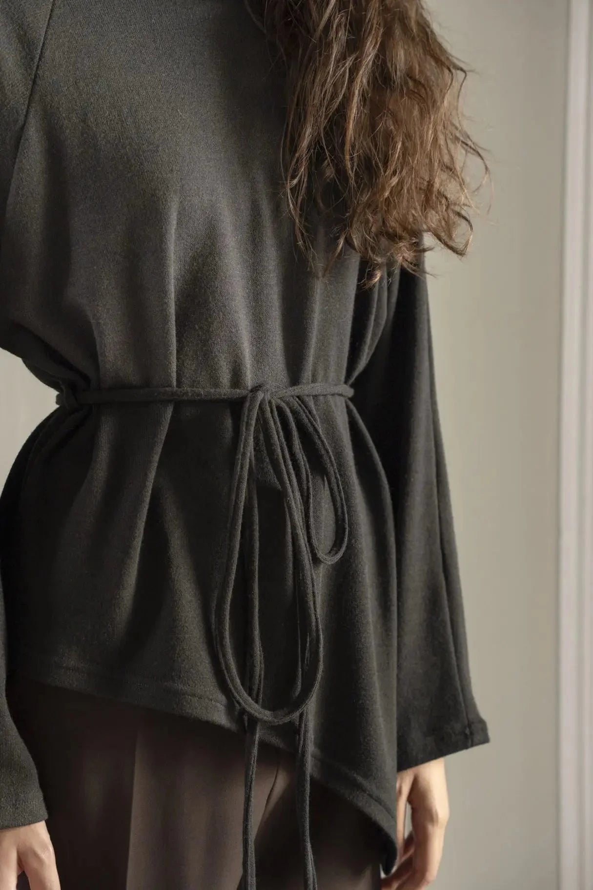 Tunique asymétrique style chic en jersey fluide avec longue manches et ceinture à nouer