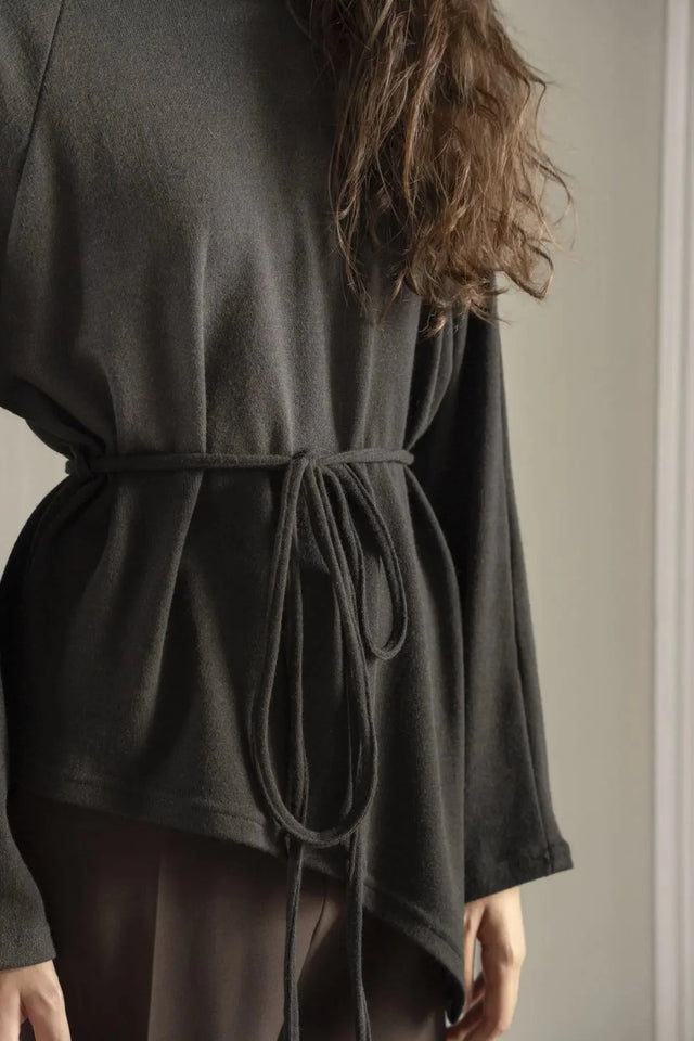 Tunique asymétrique style chic en jersey fluide avec longue manches et ceinture à nouer