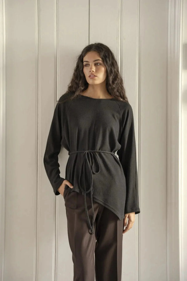 Tunique asymétrique en jersey fluide style chic, longue manche, ceinture à nouer