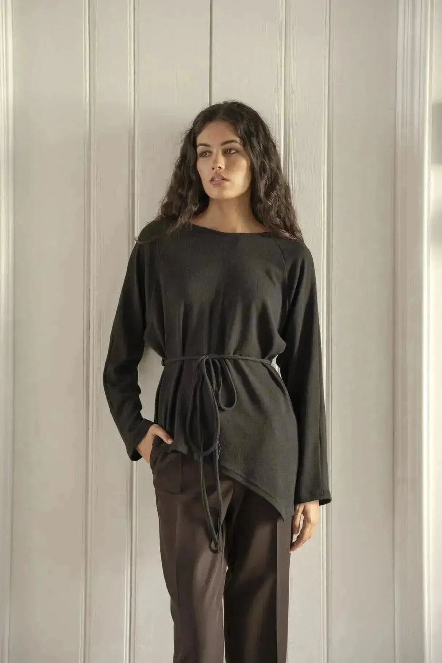 Tunique asymétrique en jersey fluide style chic, longue manche, ceinture à nouer
