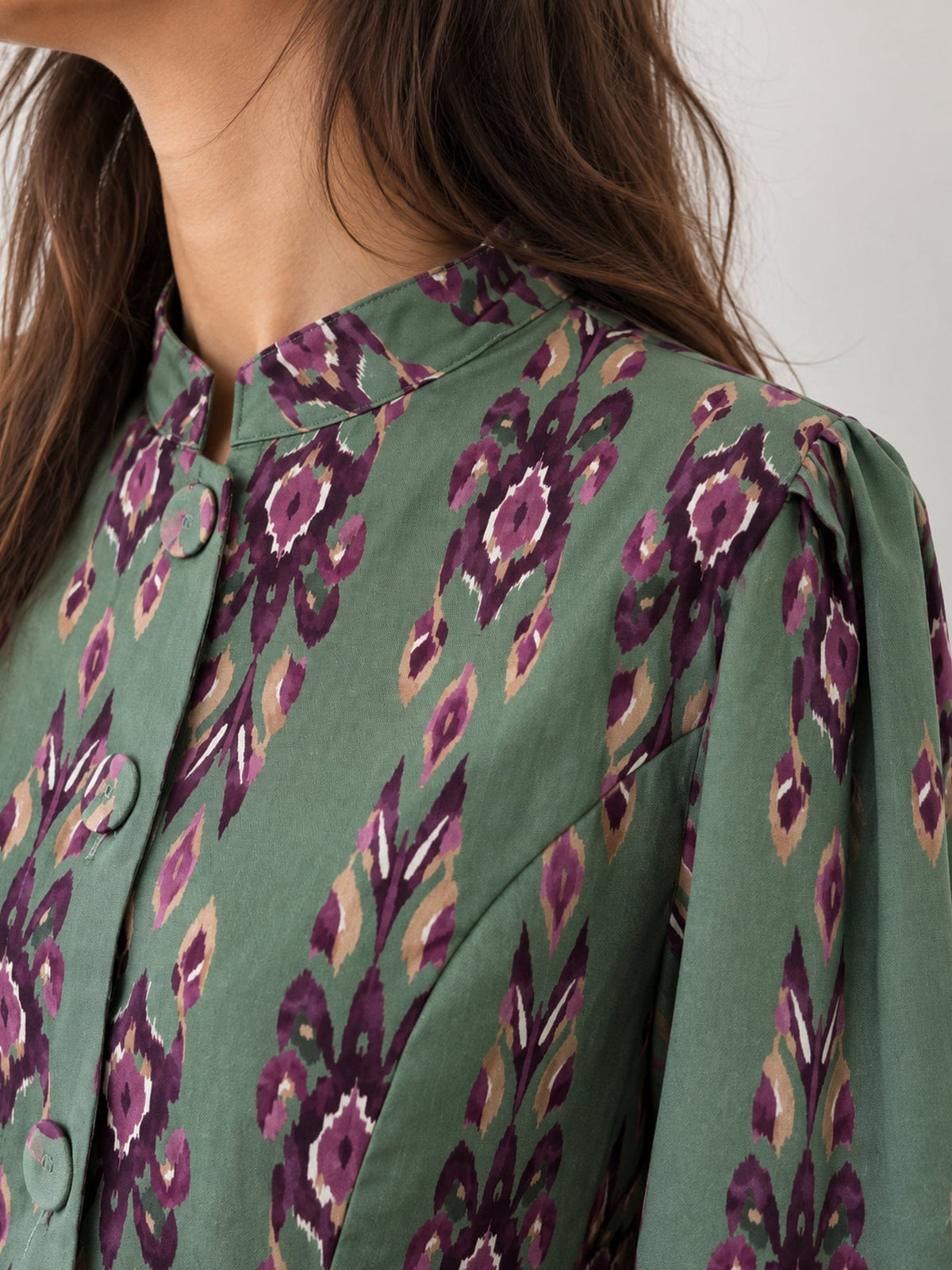 détail du col mao veste verte
