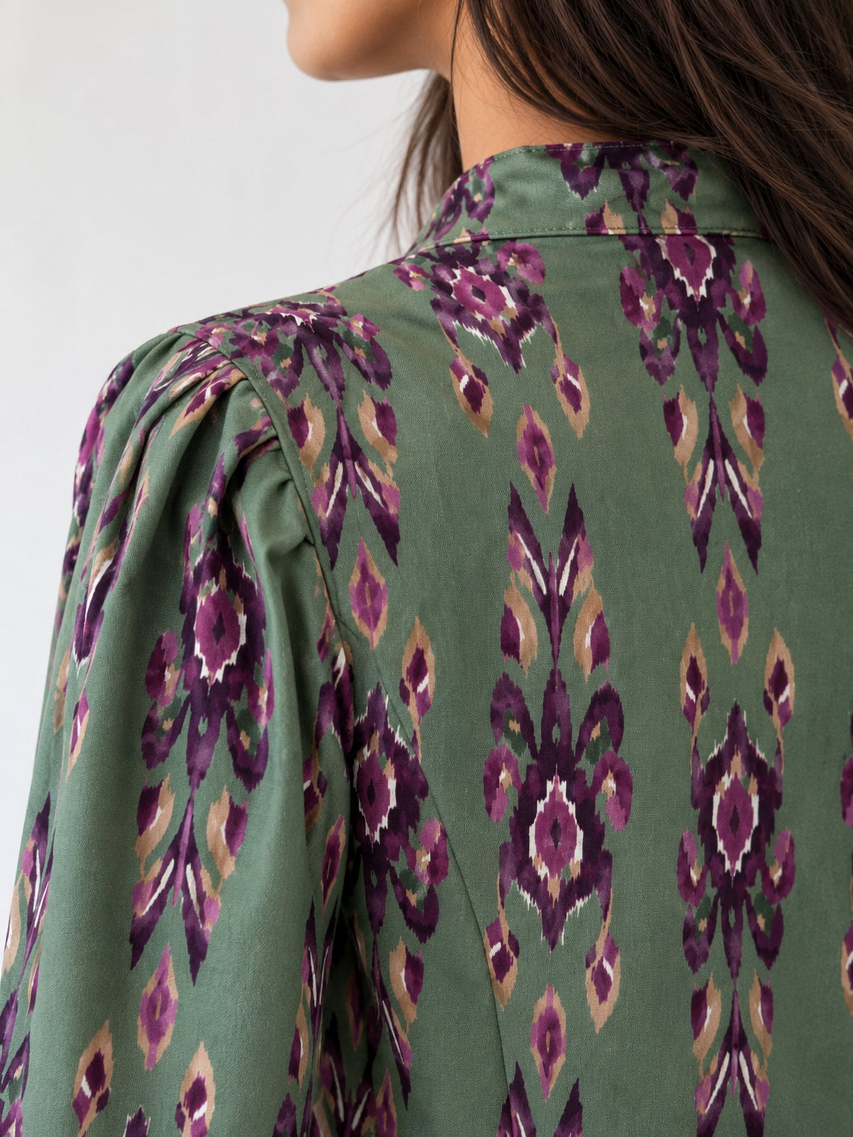 détail de l'épaule froncée veste verte