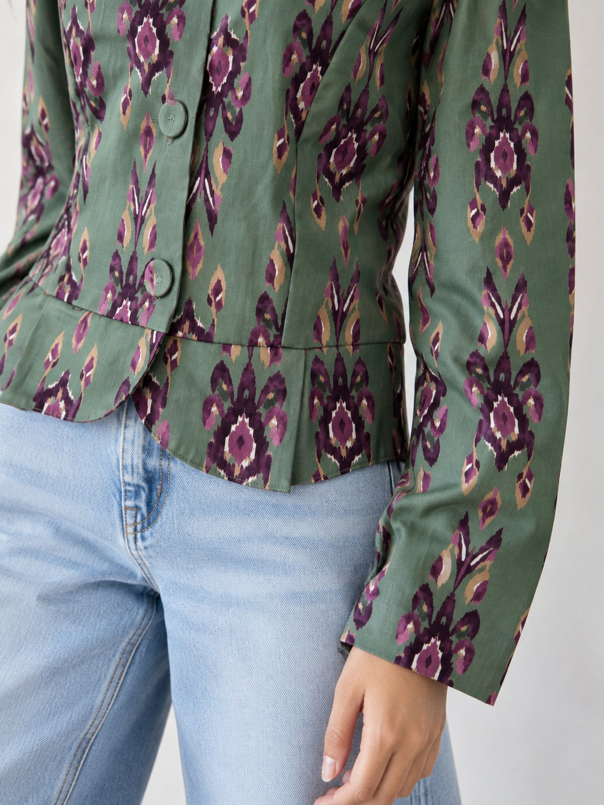 détail de la taille et de la basque veste verte