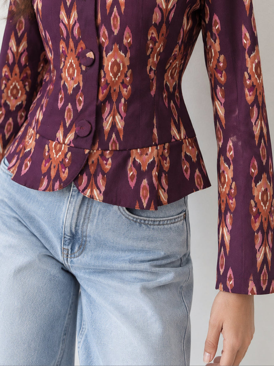 détail de la basque et des boutons recouverts veste violette