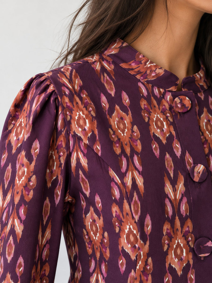 détail épaule froncée et col mao veste violette
