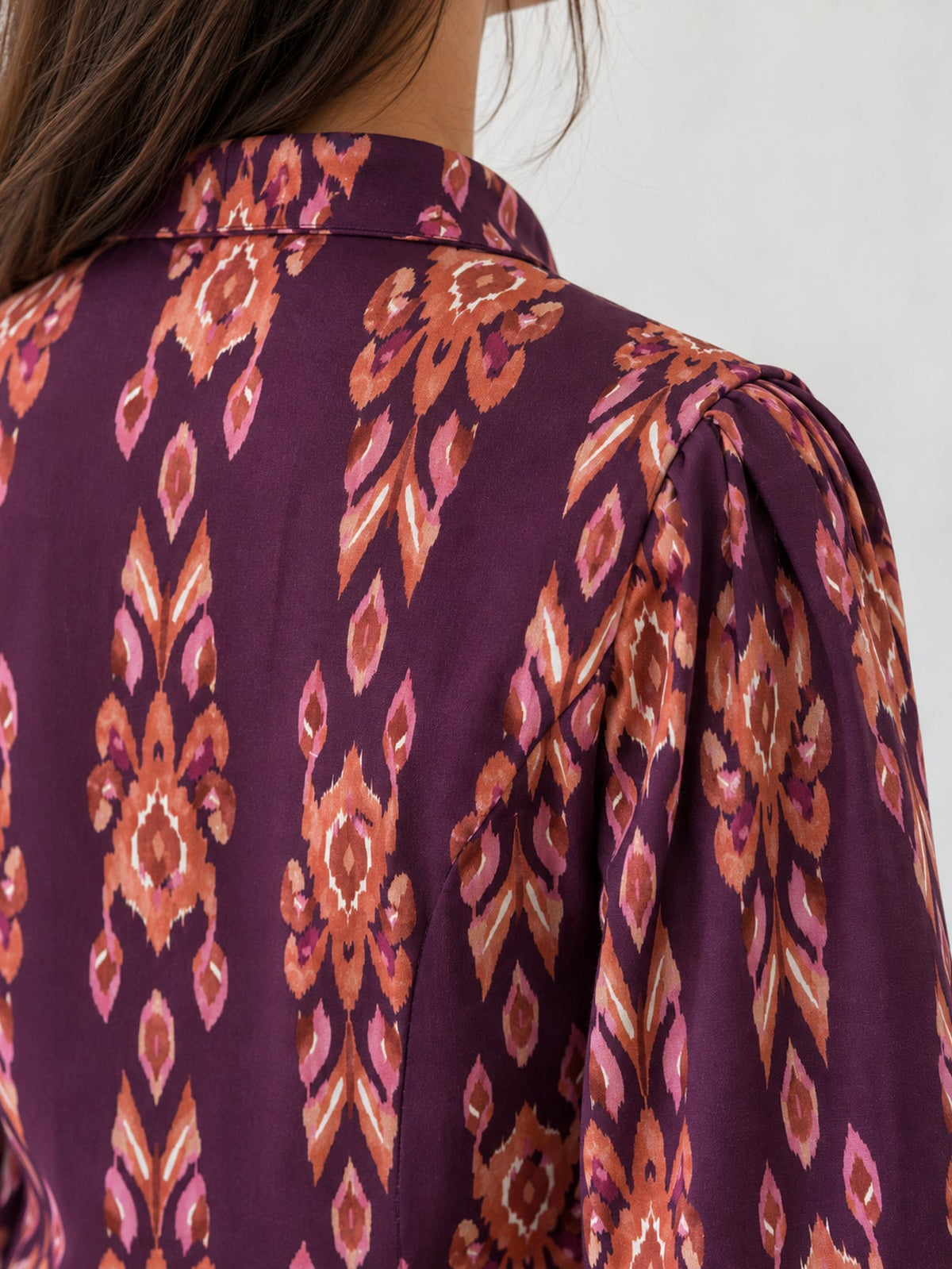 gros plan sur le motif ikat violet