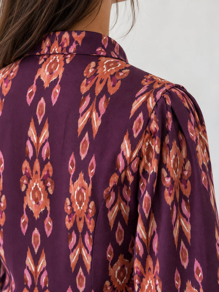 gros plan sur le motif ikat violet
