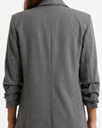 veste grise dos détail rayures