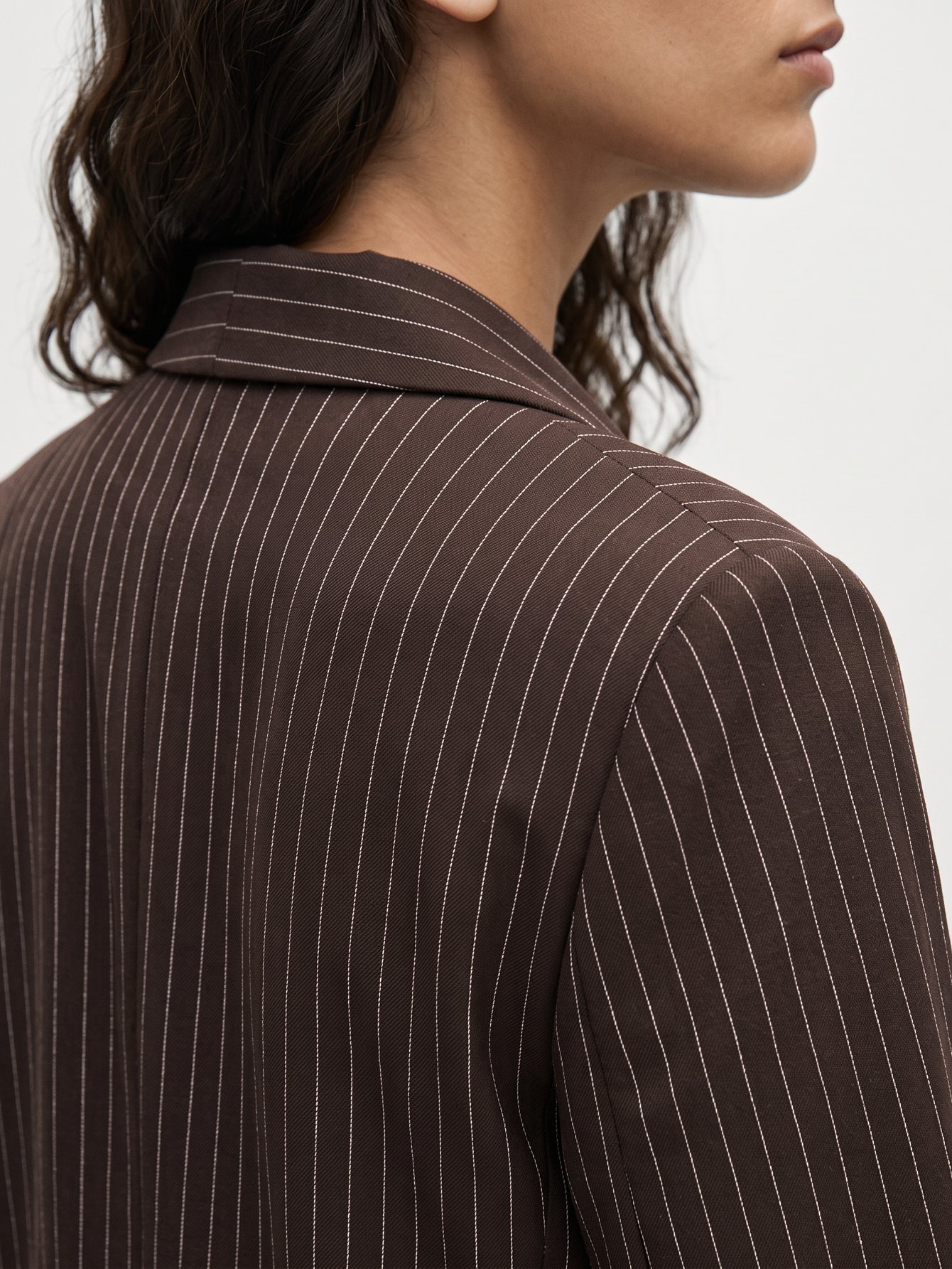 veste marron détail dos du col