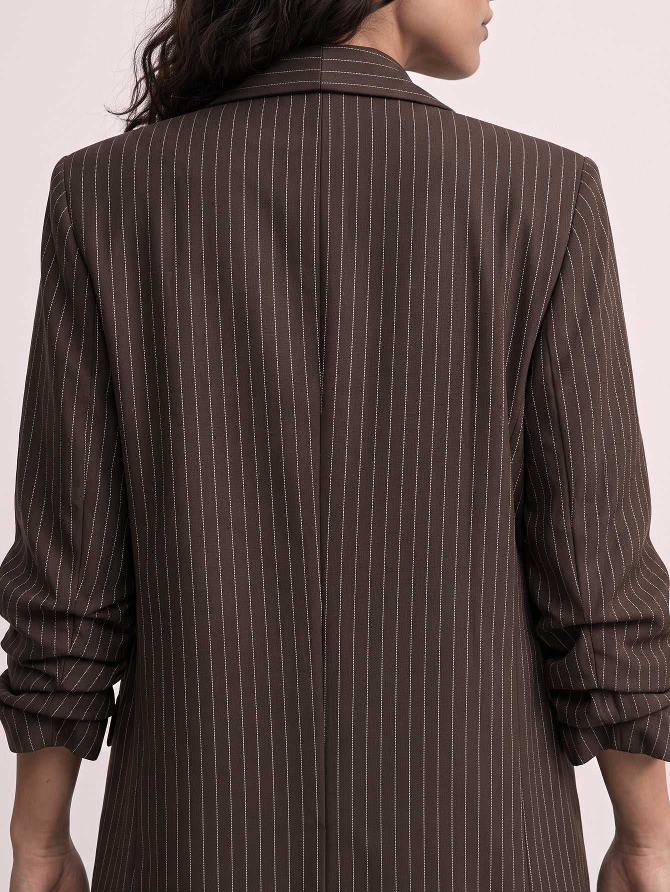 veste marron dos manches froncées