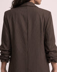 veste marron dos manches froncées