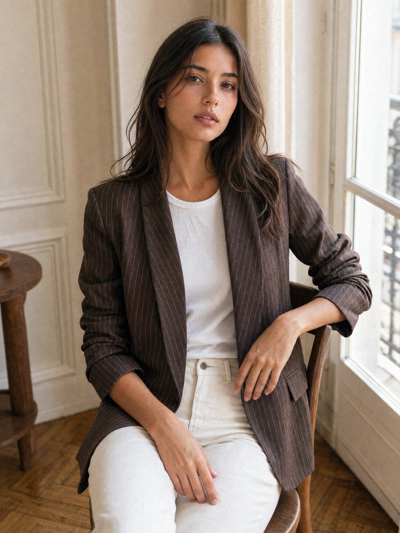 veste rayée marron assise