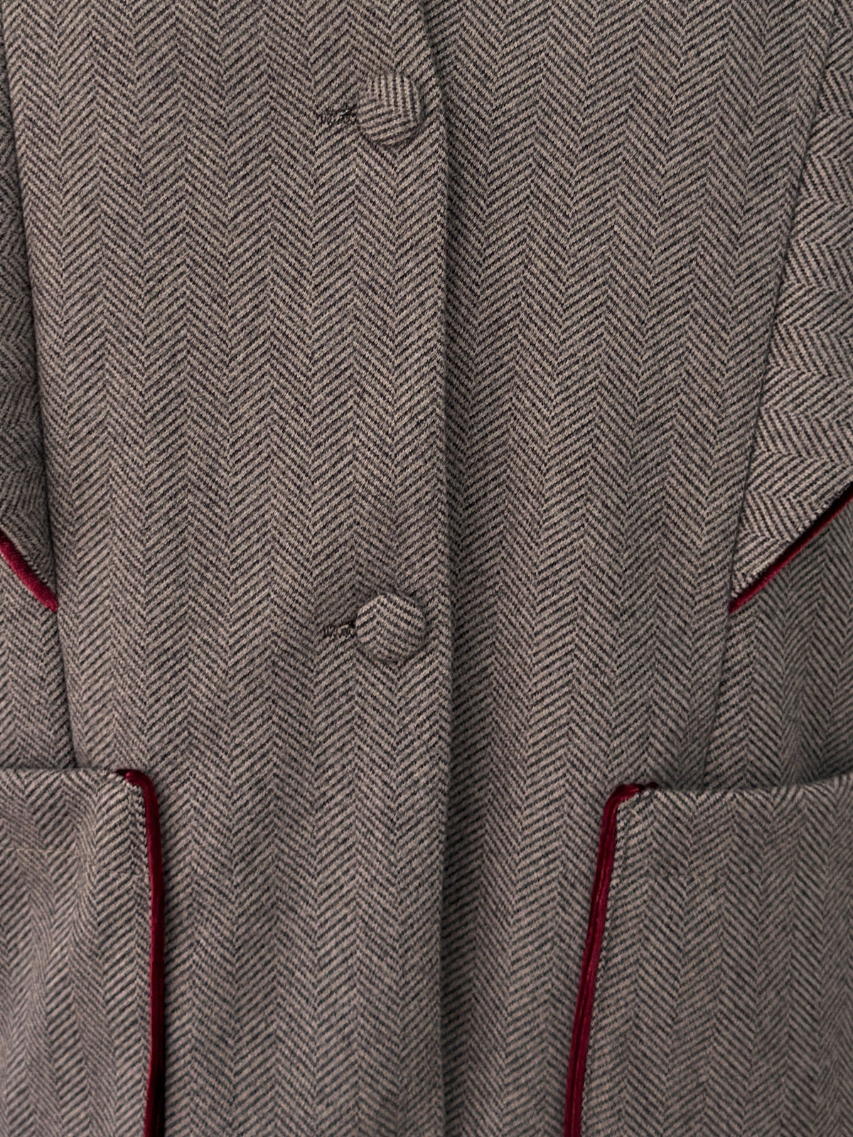Détail boutons recouverts de la veste marron