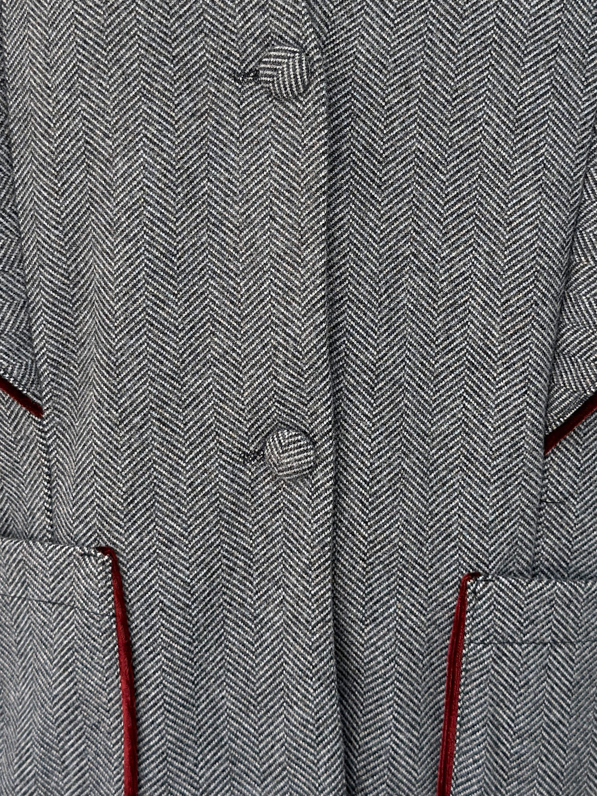 Détail boutons recouverts et chevrons de la veste grise