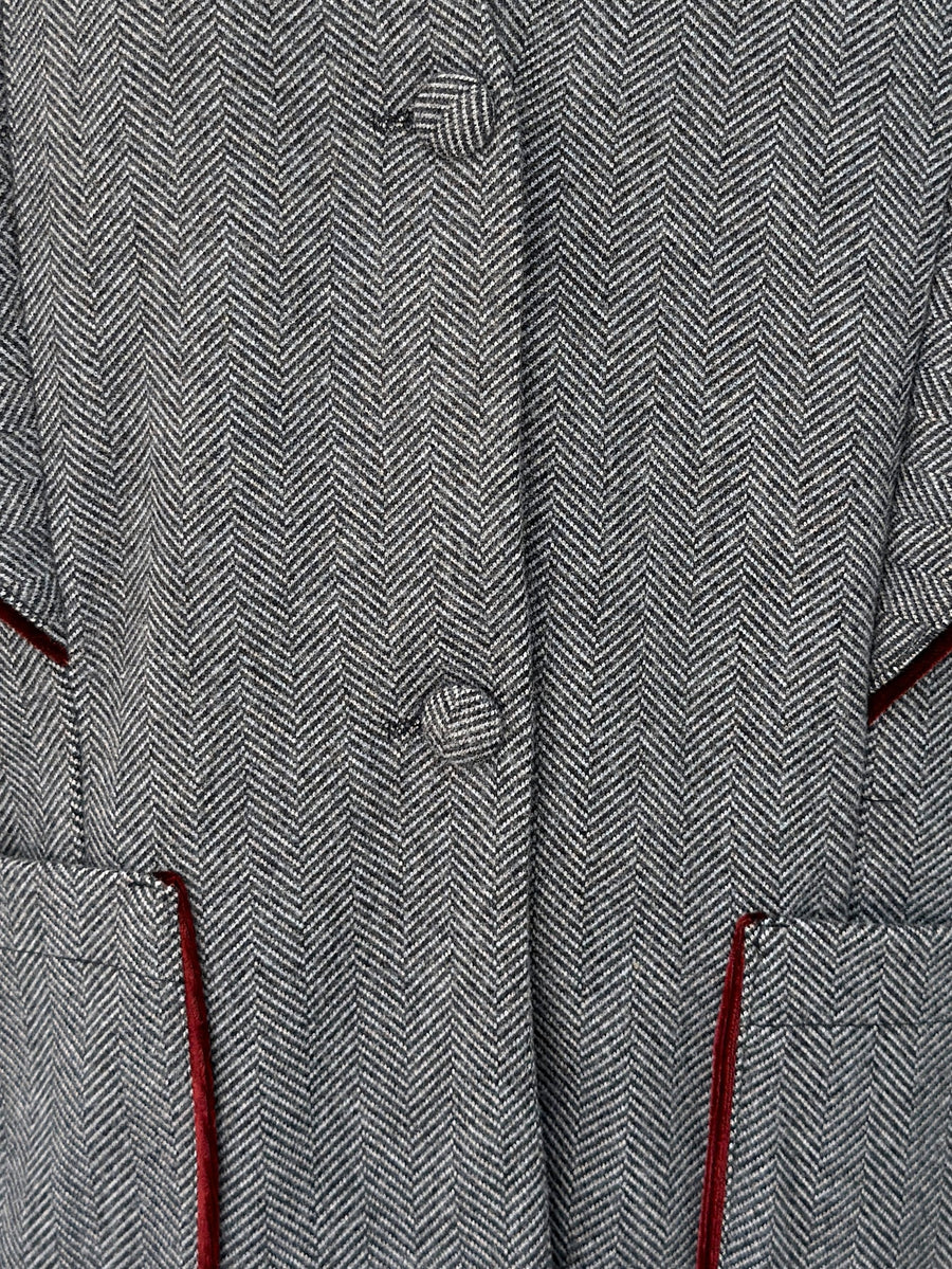 Détail boutons recouverts et chevrons de la veste grise