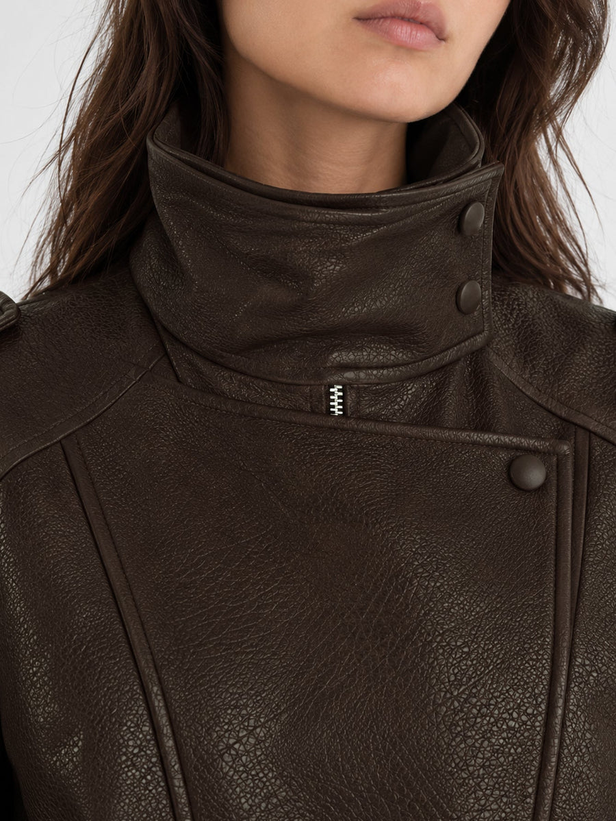 Détail col zippé marron