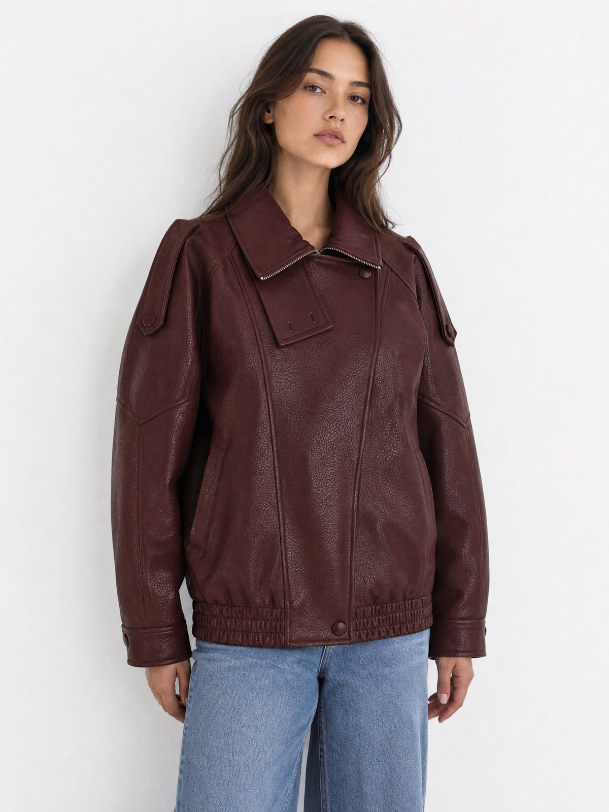 Blouson biker marron porté en extérieur