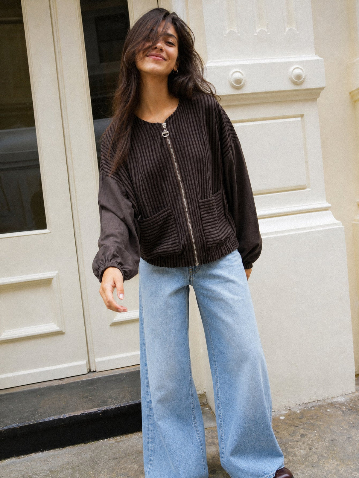 Vue complète du blouson marron