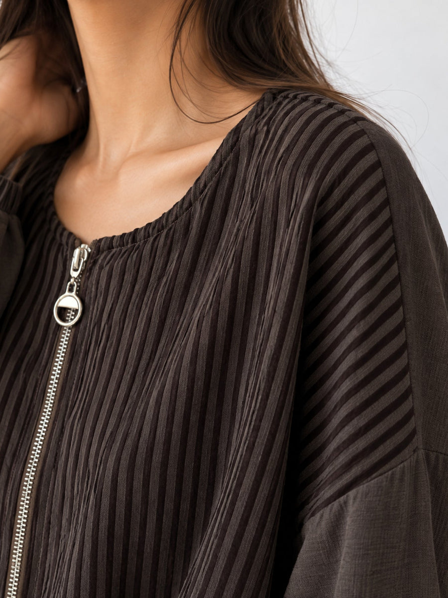 Détail épaule rayée du blouson marron